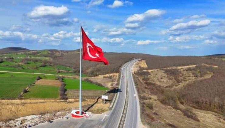 2 bin metrekarelik boyutuyla ‘Türkiye’nin en büyük bayrağı’ Samsun semalarında
