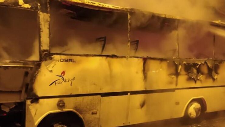 Adana’da park halindeki midibüs yandı