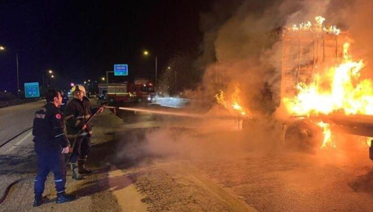 Adana’da seyir halindeki tırda yangın çıktı