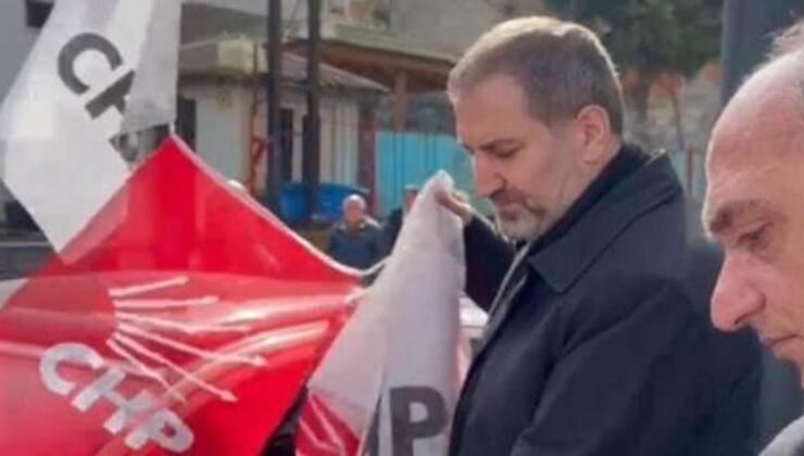 AK Partili Şen’den centilmenlik örneği! Yere düşen CHP bayrağını topladı