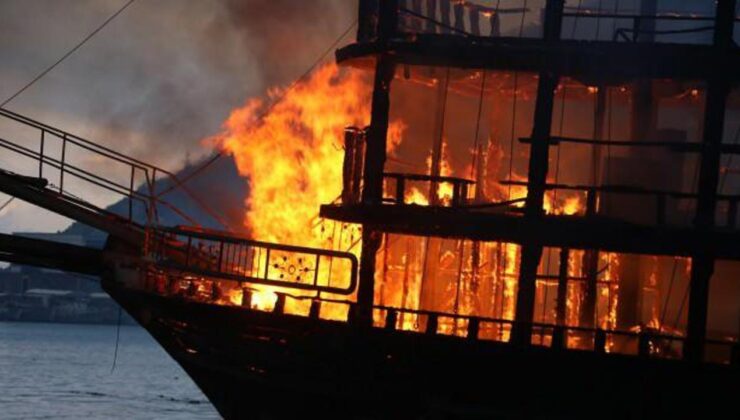 Alanya’da 2 tekne alev alev yandı