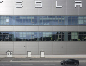 Almanya'daki Tesla fabrikasında yangın çıktı: Sabotaj mı düzenlendi?