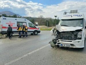Ambulans ile minibüs çarpıştı: Yaralılar var!