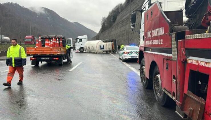 Anadolu Otoyolu’nun Bolu Dağı geçişinde devrilen tır ulaşımı aksattı