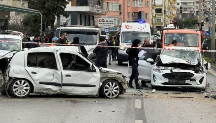 Antalya’da otomobil dehşet saçtı: 2 vatandaş öldü, 3 yaralı