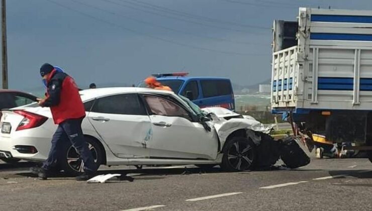 Ayvalık’ta ‘U’ dönüşü yapılan kamyonetle otomobil çarpıştı
