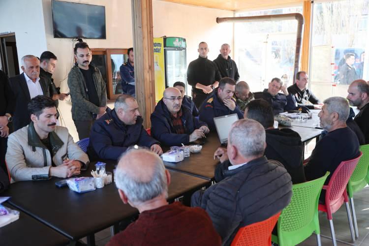 <p>Deniz Kuvvetleri Komutanlığı unsurları çalışmalarına son verirken, ailelerin isteğiyle Kıyı Emniyeti Genel Müdürlüğü'ne bağlı Nene Hatun gemisi devreye girdi. Gemideki 11 dalgıç ile karadan 1000 personel, aralıksız çalışma yürütüyor.</p>