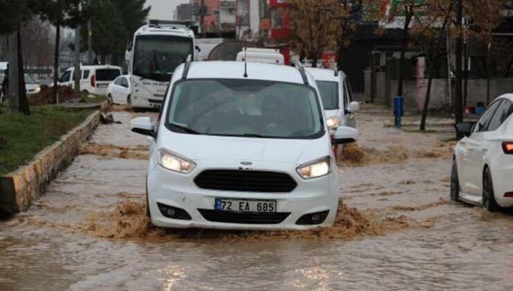 Batman’da sağanak, su baskınlarına neden oldu