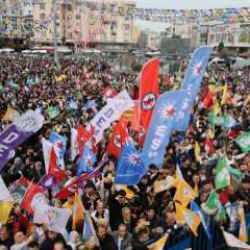 Esenyurt'ta DEM Parti mitingi! Terörist elebaşının posterini açtılar