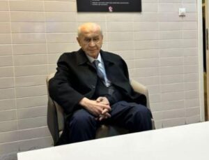 Devlet Bahçeli kolunu incitti