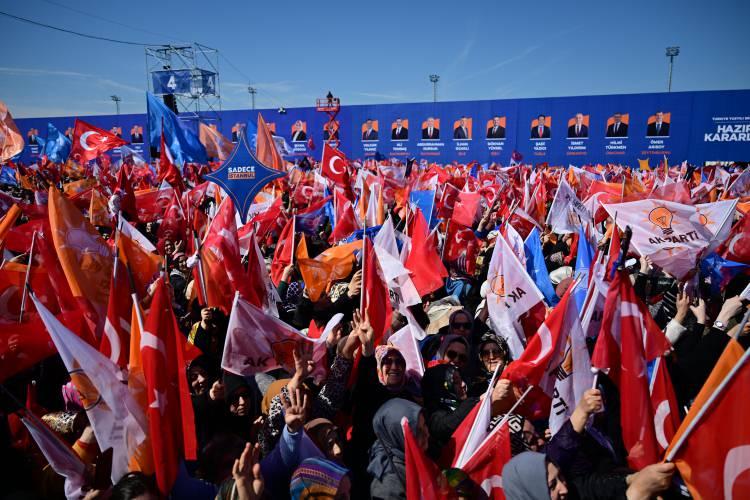 <p>Miting alanındaki kalabalık arasından ise sosyal medyaya yansıyan bir görüntü yorum yağmuruna tutuldu.</p>