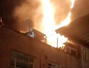 Fatih’te 5 katlı binanın çatısı alev alev yandı