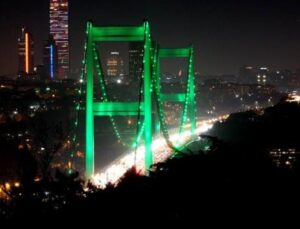 FSM Köprüsü İrlanda Milli Günü için ışıklandırıldı