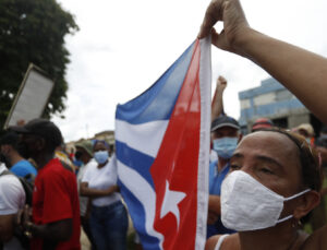 Gıda kıtlığı ve elektrik kesintilerinin yaşandığı Küba'da halk sokaklara döküldü