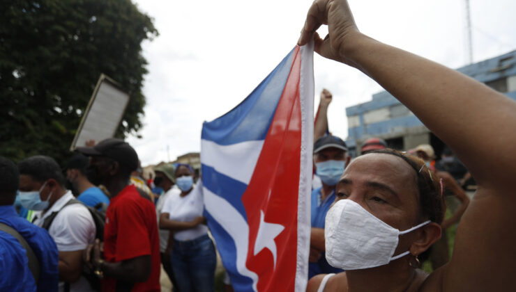 Gıda kıtlığı ve elektrik kesintilerinin yaşandığı Küba'da halk sokaklara döküldü