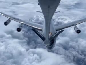 Hava Kuvvetleri'nin tanker uçağı, NATO uçağına yakıt ikmali yaptı