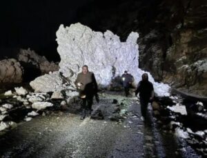 İki ayrı bölgede çığ düştü, ilçeyle ulaşım sağlanamıyor