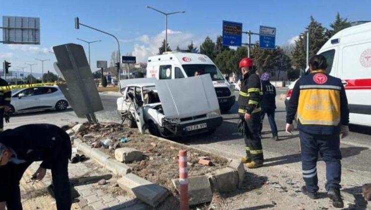 İki otomobil çarpıştı: 3 kişi hayatını kaybetti