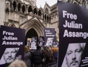 İngiltere'de Yüksek Mahkeme, Julian Assange'ın ABD'ye hemen iade edilemeyeceğine hükmetti