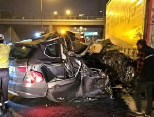 İstanbul’da feci kaza! Otomobil tırın altına girdi