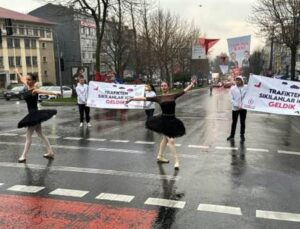 İstanbul’da trafikte bekleyenlere bale gösterisi sürprizi