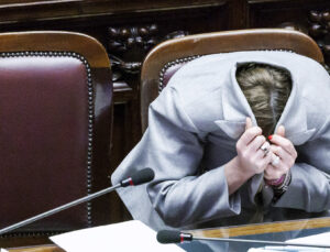 İtalya Başbakanı Meloni kendini ceketin altına sakladı: "Rahatsız edici gözlerle bakmayın"