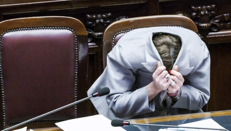 İtalya Başbakanı Meloni kendini ceketin altına sakladı: "Rahatsız edici gözlerle bakmayın"
