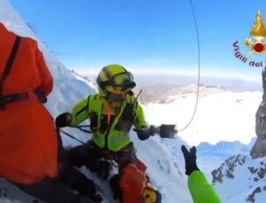 İtalya'da metrelerce yükseklikte mahsur kalan üç kayakçı helikopterle kurtarıldı