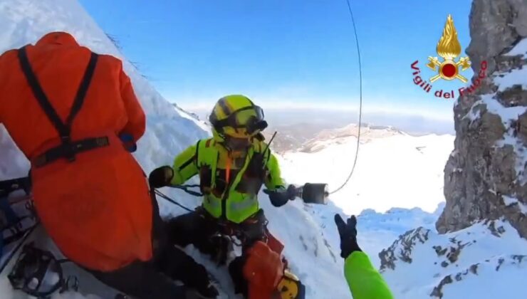 İtalya'da metrelerce yükseklikte mahsur kalan üç kayakçı helikopterle kurtarıldı
