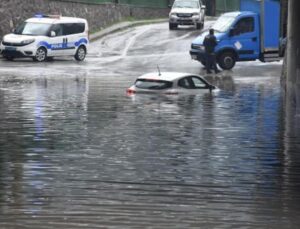 İzmir’de her yağış sonrası aynı manzara: Su bastı, otomobil mahsur kaldı
