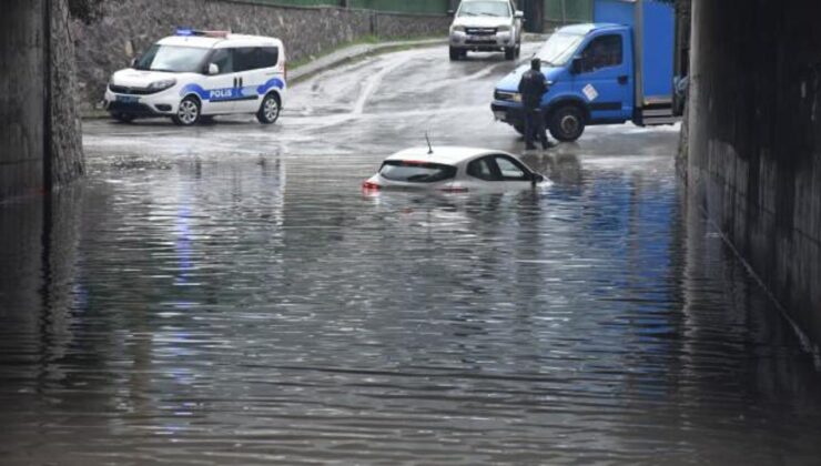 İzmir’de her yağış sonrası aynı manzara: Su bastı, otomobil mahsur kaldı