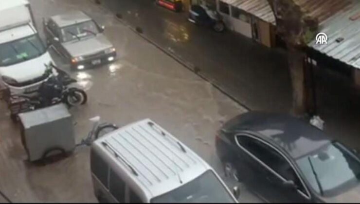 İzmir’de sağanak yağış: Yine sokakları su bastı