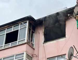 Kastamonu’da 4 katlı binada yangın: Daire alevlere teslim oldu