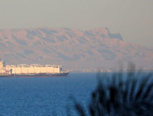 Kızıldeniz'de bir gemi daha vuruldu, gemi ile iletişim kesildi