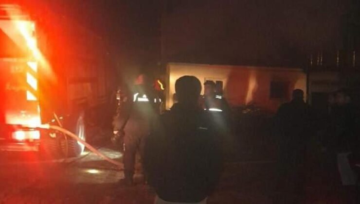 Köy evi alevlere teslim oldu: 2 kişi yaralandı!