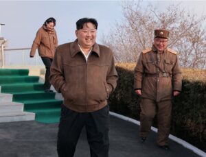 Kuzey Kore lideri Kim yine sahada: Yeni orta menzilli hipersonik füzenin motor testini denetledi