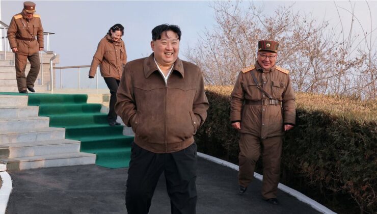 Kuzey Kore lideri Kim yine sahada: Yeni orta menzilli hipersonik füzenin motor testini denetledi