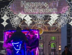 Londra’nın ünlü caddesi ramazan ışıklarıyla aydınlatıldı