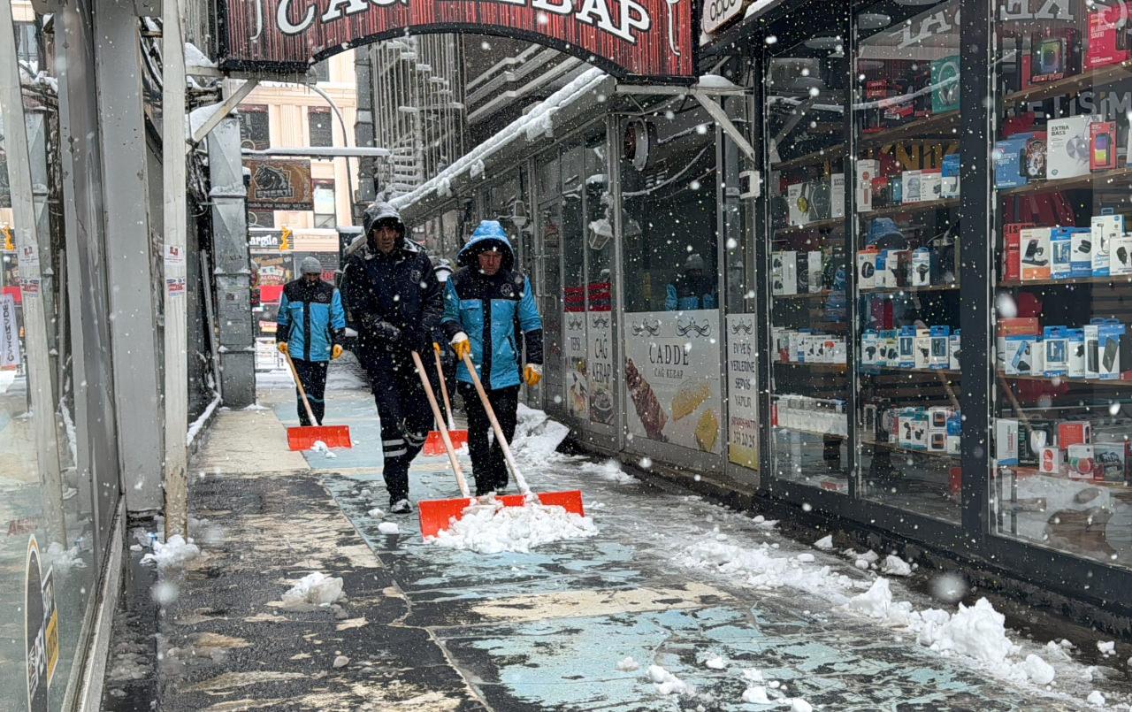 Gece hava sıcaklığının sıfırın altında 3 derece ölçüldüğü Erzurum'da, son 24 saatte metrekareye 16,5 kilogram yağış düştü, vatandaşlar ve sürücüler zor anlar yaşadı.
