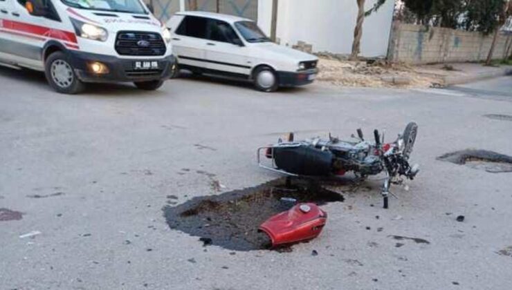 Motosikletle otomobil çarpıştı: 1’i ağır 2 yaralı