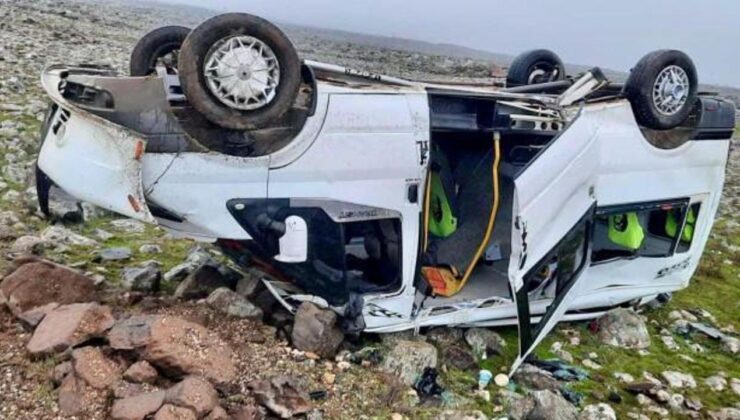 Öğrenci servisi devrildi: 15 yaralı