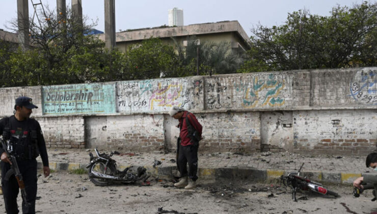 Pakistan'da bombalı saldırılarda 7 asker öldü