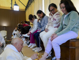 Papa Franciscus, Paskalya ritüeli çerçevesinde kadın mahkumların ayağını yıkadı