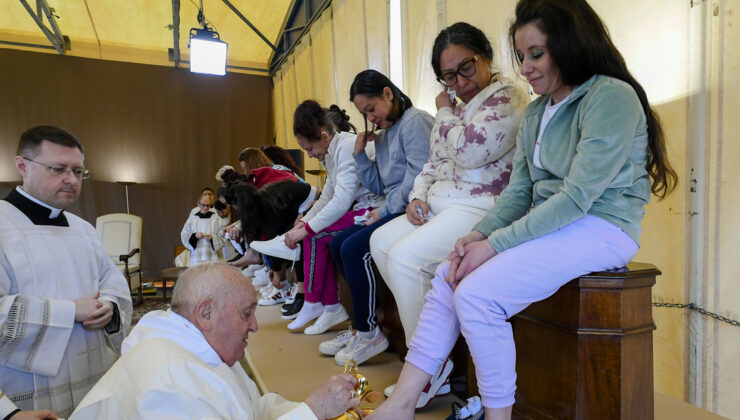 Papa Franciscus, Paskalya ritüeli çerçevesinde kadın mahkumların ayağını yıkadı