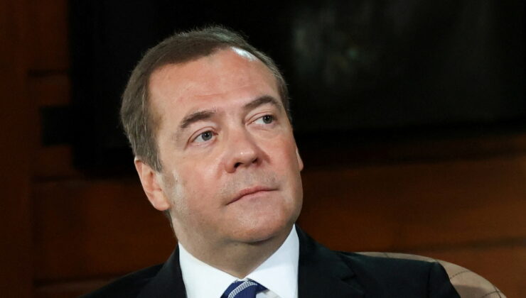 Rusya Başbakanı Medvedev sandık başındaki protestoculara 'hain' dedi