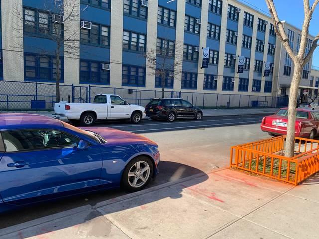 <p>Ev sahibi ağaç korumasını sprey boyayla boyadı ve rüzgar, boyayı tamamen arabasına savurdu. </p>