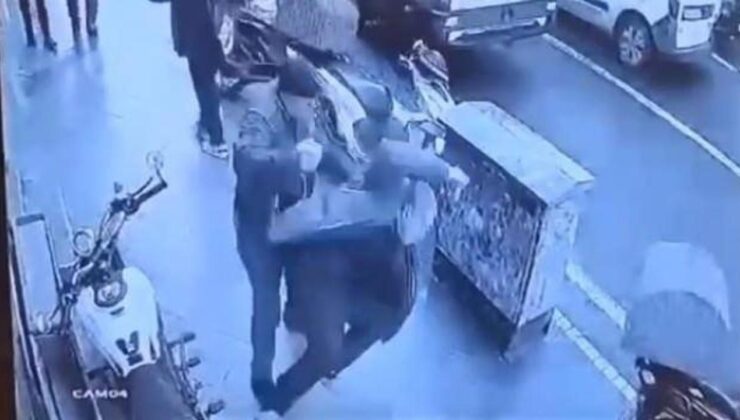 Sokakta korku dolu anlar: Kafasına taşla vurdu!