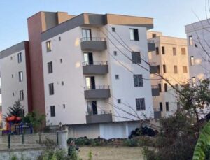 Şoke eden manzara: Mersin’de 4 katlı yeni bina yan yatmaya başladı