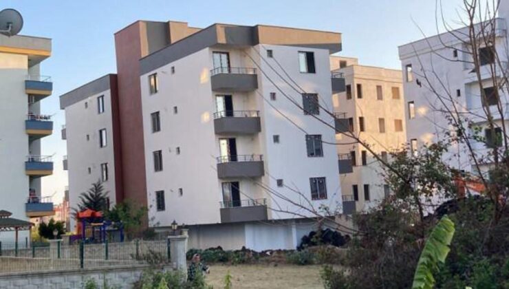Şoke eden manzara: Mersin’de 4 katlı yeni bina yan yatmaya başladı