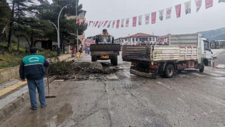 Tarihi kaleden caddeye kayalar düştü